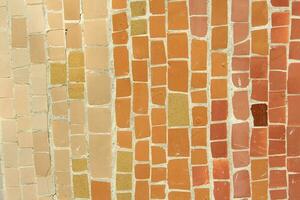 colorato ceramica mosaico su il muri di il costruzione. astratto sfondo e struttura per design. foto