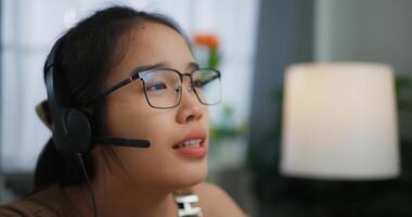 giovane asiatico donna indossare bicchieri utilizzando un' il computer portatile su un' scrivania foto