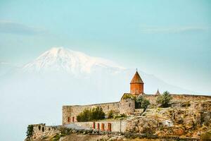 cinematico Visualizza storico punto di riferimento nel Armenia - khor virap monastero con ararat montagna picco sfondo a Alba foto