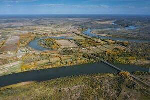 rio negro paesaggio nel patagonia, passaggio attraverso il città di generale conesa, argentina. foto