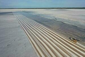 sale raccogliere nel sale laguna il mio, salinas grandes de hidalgo, la pampa, patagonia, argentina. foto