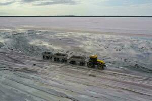 sale raccogliere nel sale laguna il mio, salinas grandes de hidalgo, la pampa, patagonia, argentina. foto