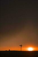 pampa mulino a vento paesaggio a tramonto tempesta, la pampa Provincia, argentina foto