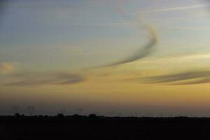 elettrico linea nel rurale tramonto paesaggio, buenos arie Provincia , argentina foto