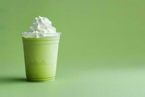 verde tè frappucino con frustato crema nel un' porta via tazza isolato su verde sfondo con copia spazio. ai generato foto