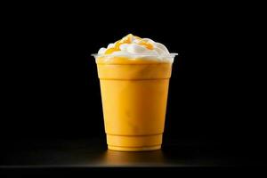 Mango frullato frappè nel plastica porta via tazza isolato su buio sfondo. ai generato foto