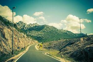 strada tra il montagne nel il estate foto