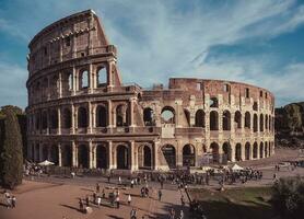 romano colosseo con blu cielo. foto