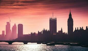 grande ben, Westminster e Casa di signori a il tramonto. foto