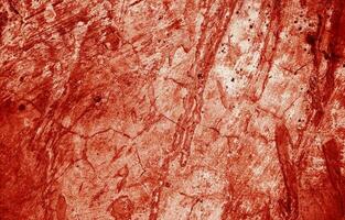 schizzi di rosso dipingere somigliare fresco sangue, loro frastagliato bordi contribuendo per un' senso di disagio. il macchie, ricorda di Halloween orrori. foto