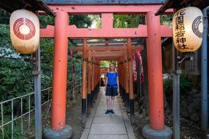 ragazza caucasica in un santuario a tokyo foto