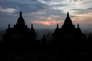 il tempio di borobudur all'alba foto