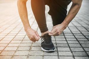 uomo sportivo ravvicinato che si esercita in una città all'aperto foto