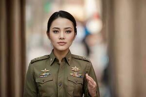 foto di asiatico donna nel tailandese polizia ufficiale uniforme, generativo ai