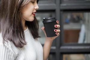 la donna sta bevendo il caffè. rilassare il concetto di stile di vita. foto