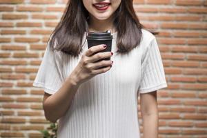 la donna sta bevendo il caffè. rilassare il concetto di stile di vita. foto