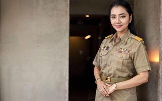 foto di mezzo anziano asiatico donna nel tailandese insegnante uniforme, generativo ai