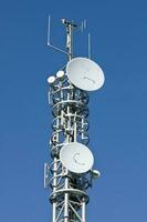 antenna di telecomunicazione contro un cielo blu foto