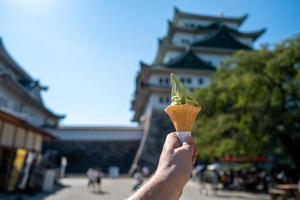 gelato matcha davanti al castello di nagoya