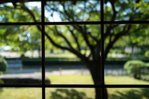 uno sguardo attraverso una finestra di una casa da tè di Nagoya foto