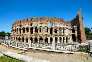 colosseo e il chiaro cielo foto