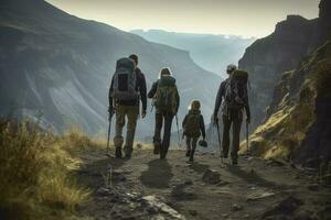 famiglia escursioni a piedi nel montagna foto