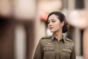 foto di asiatico donna nel tailandese polizia ufficiale uniforme, generativo ai