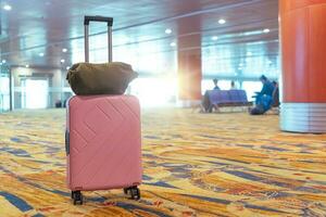 bagaglio viaggio Borsa nel aeroporto con sole leggero sfondo. foto