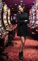 bellissimo asiatico donna con lusso vestito nel mille dollari casinò gioco d'azzardo, generativo ai foto