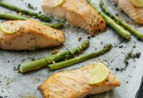 al forno delizioso salmone, verde asparago e Limone nel padella foto