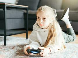 ragazza giocando video gioco a casa foto