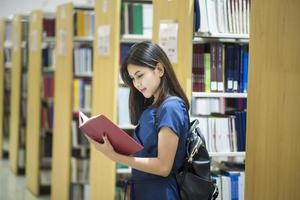 studentessa universitaria asiatica di belle donne in biblioteca foto