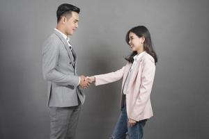 uomo d'affari e donna d'affari si stringono la mano, piano aziendale e concetto di riunione d'affari foto