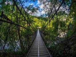 ponte sul sentiero changchun al parco nazionale della gola di taroko a taiwan foto