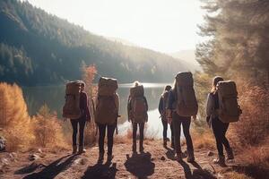 ai generativo. gruppo di turisti escursioni a piedi nel il montagne. foto