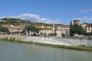 vista della città di verona foto