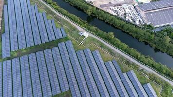 solare cellule agricoltura accanto con fiumi e fabbriche nel industriale la zona. verde mondo concetto con il ecosistema con tecnologia raccolta differenziata. foto