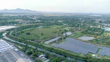 solare cellule agricoltura accanto con fiumi e fabbriche nel industriale la zona. verde mondo concetto con il ecosistema con tecnologia raccolta differenziata. foto