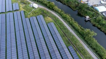 solare cellule agricoltura accanto con fiumi e fabbriche nel industriale la zona. verde mondo concetto con il ecosistema con tecnologia raccolta differenziata. foto