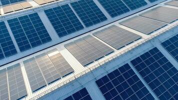 futuro verde energia e sostenibile elettricità risorsa concetto. all'aperto messa a fuoco su solare pannelli su tetti o fotovoltaico di fabbriche di drone. industriale tetto con solare cellula griglia con blu tono. foto