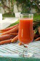 un' bicchiere di fresco carota succo foto