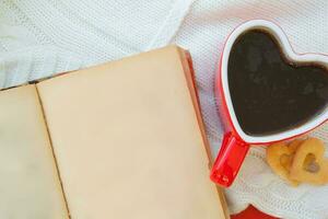 un Aperto libro con un' tazza di tè foto