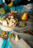 formaggio fette, Pera, e uva su un' di legno In piedi. foto