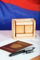 di legno calendario con gratuito testo nel davanti di russo bandiera. foto