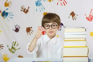 ragazzo di Sette anni vecchio con libri. indietro per scuola foto