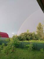 pieno arcobaleno dopo pioggia contro il cielo foto