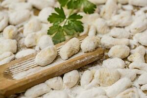 cucinare fatti in casa Gnocchi su il tavolo, italiano tradizione foto