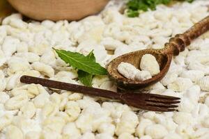 fatti in casa Gnocchi, preparato su il tavolo con ingredienti. foto