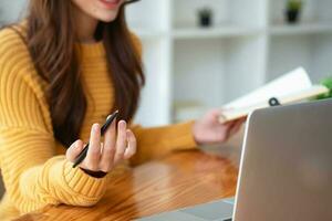 contento latino ragazza Università alunno Guardando distanza in linea apprendimento classe, a distanza Università seminario web o avendo parlare su il computer portatile video chiamata e uso taccuino per virtuale incontro seminario a casa o città universitaria foto