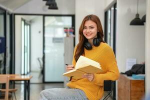 contento latino ragazza Università alunno Guardando distanza in linea apprendimento classe, a distanza Università seminario web o avendo parlare su il computer portatile video chiamata e uso taccuino per virtuale incontro seminario a casa o città universitaria foto